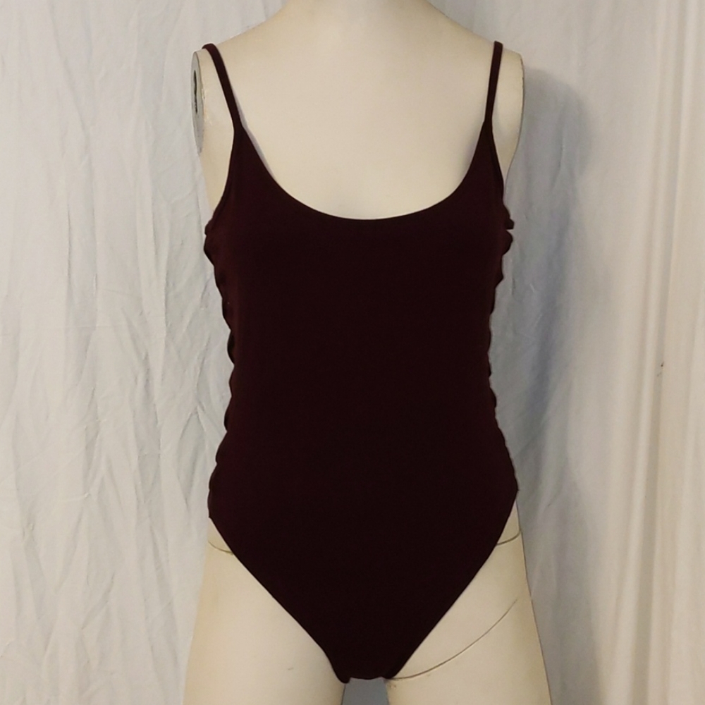 ✨5/$25✨ NWT Forever 21 cross side bodysuit - Picture 4 of 9